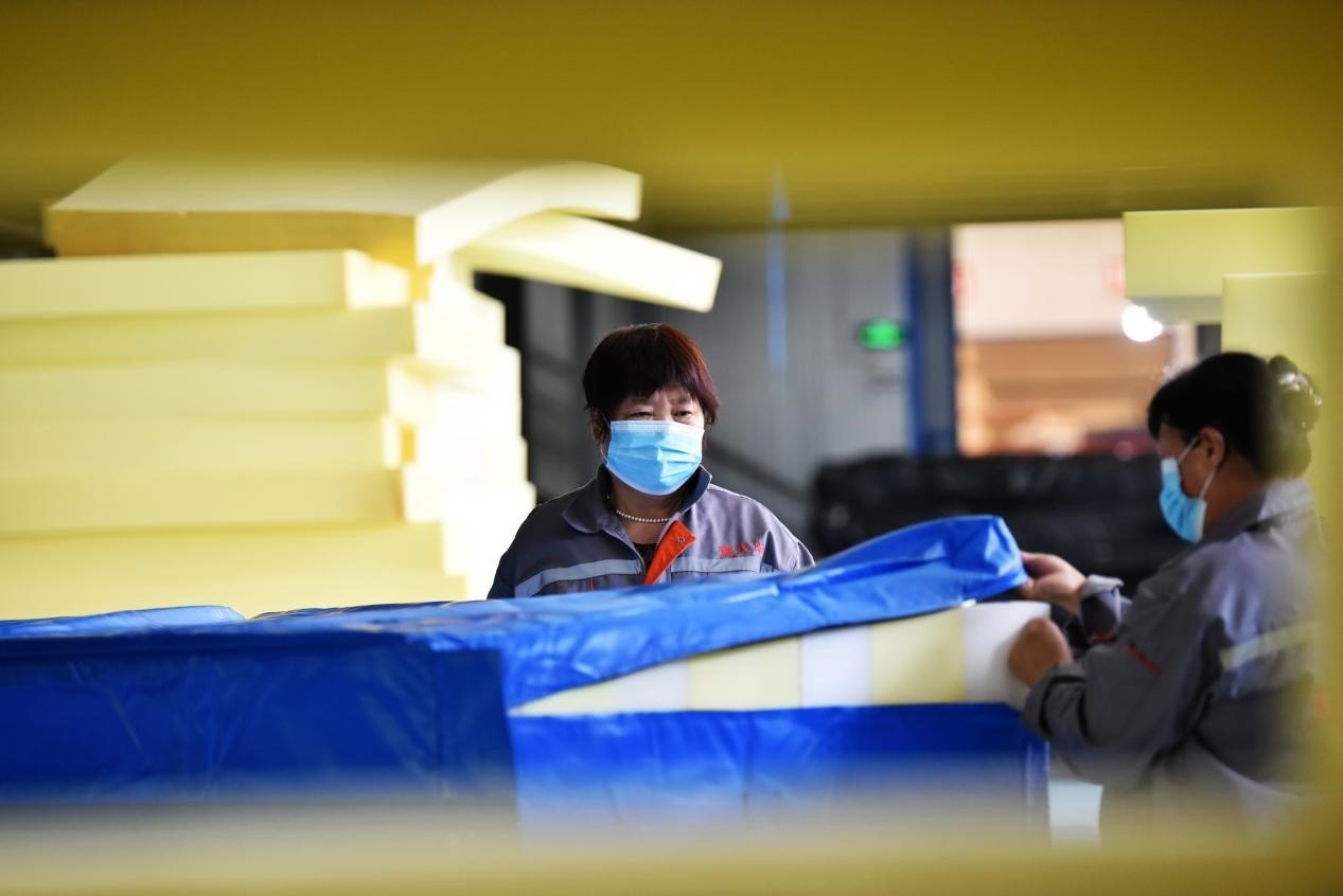 定州市某公司生產(chǎn)的短道速滑防護墊、速度滑冰防護墊、雪上防護墊等產(chǎn)品。白永民攝