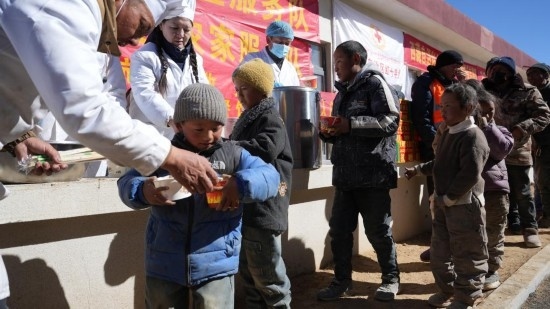 1月14日，廚師們正在給前來用餐的小朋友們打飯。新華社記者 邱星翔 攝