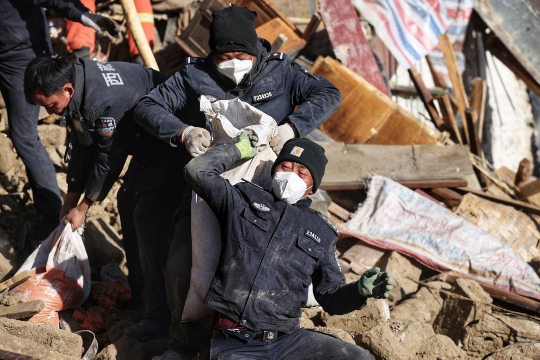 1月9日，定日縣長所鄉(xiāng)古榮村，日喀則市公安局民警協(xié)助受災群眾清理廢墟。 環(huán)球時報記者 崔萌攝