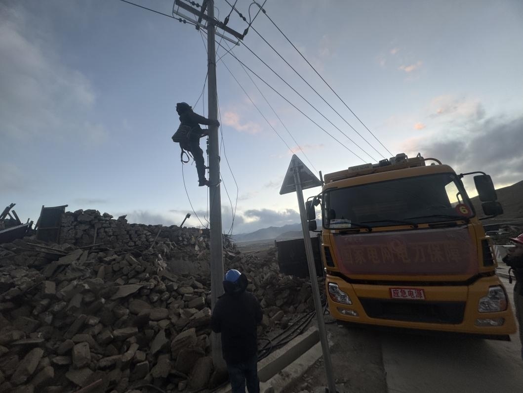 1月10日，定日縣長所鄉(xiāng)，國家電網(wǎng)西藏電力員工正在搶修災區(qū)受損線路。人民日報記者宋豪新攝