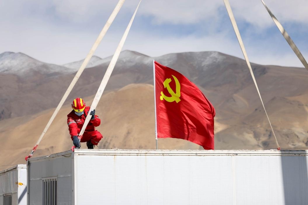 1月13日，定日縣長所鄉(xiāng)嘎布村安置點，中國安能三局成都基地支援震區(qū)的黨員突擊隊隊員在搭建活動板房。人民日報記者張武軍攝