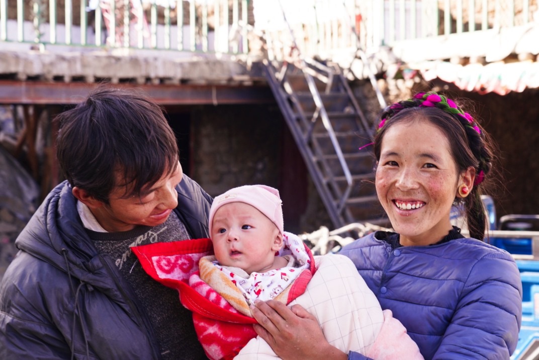 1月11日，在西藏日喀則市人民醫(yī)院，受災群眾抱著自己在地震中受傷的孩子康復出院。人民日報記者徐馭堯攝