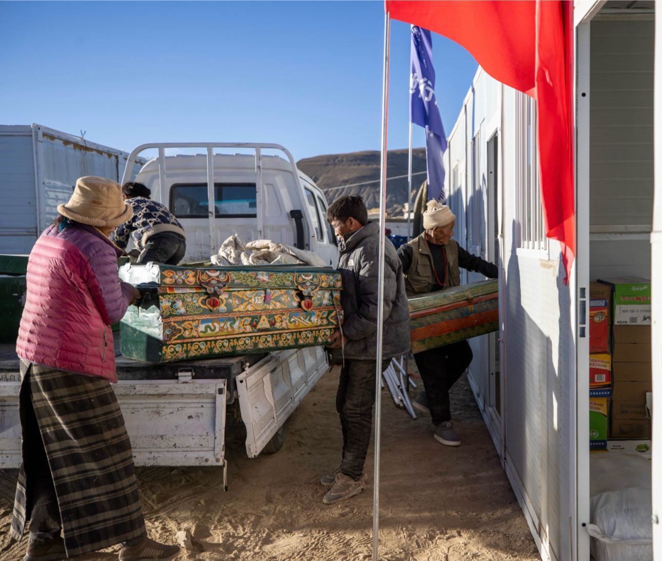 1月11日，西藏定日縣曲洛鄉(xiāng)措昂村，首批入住活動板房的村民正在搬運物品，為入住做準備。人民日報記者張武軍攝