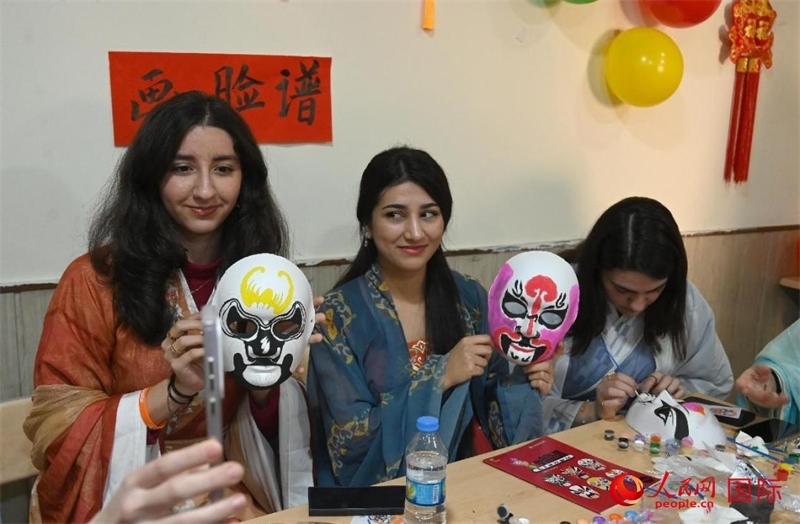 畫臉譜。人民網(wǎng)伊納斯·易卜拉欣攝