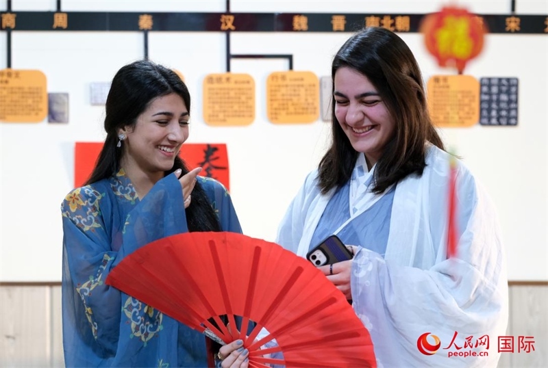 兩名參加活動(dòng)的學(xué)生。人民網(wǎng)伊納斯·易卜拉欣攝