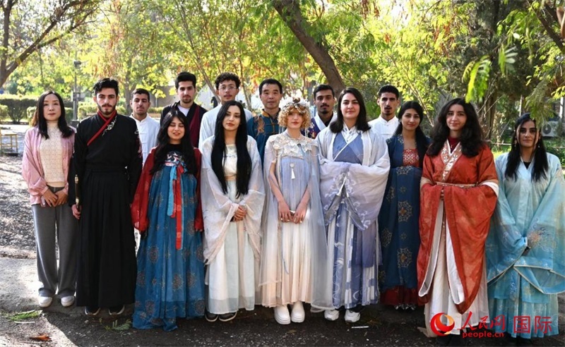 部分參加活動(dòng)的師生合影。人民網(wǎng)伊納斯·易卜拉欣攝