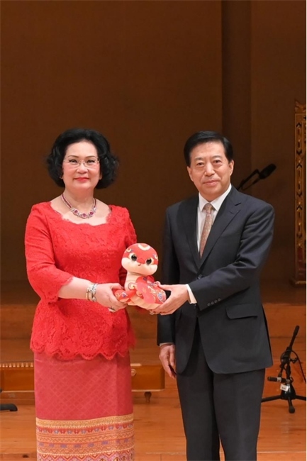 中國(guó)駐泰國(guó)大使韓志強(qiáng)與國(guó)際奧委會(huì)委員、泰國(guó)愛樂(lè)樂(lè)團(tuán)董事會(huì)主席坤仁帕塔瑪共同出席音樂(lè)會(huì)。主辦方供圖