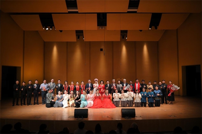 音樂(lè)會(huì)嘉賓與表演者集體合影?；顒?dòng)主辦方供圖