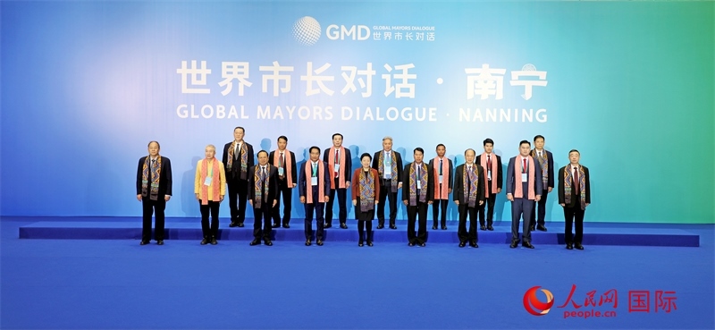 在南寧國際會展中心金桂花廳外，參加活動的中國和東盟國家市長合影留念。人民網(wǎng)記者 趙益普攝