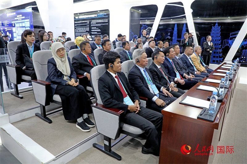 參加活動的東盟國家市長在中國—東盟新型智慧城市協(xié)同創(chuàng)新中心參觀調研。人民網(wǎng)記者 趙益普攝