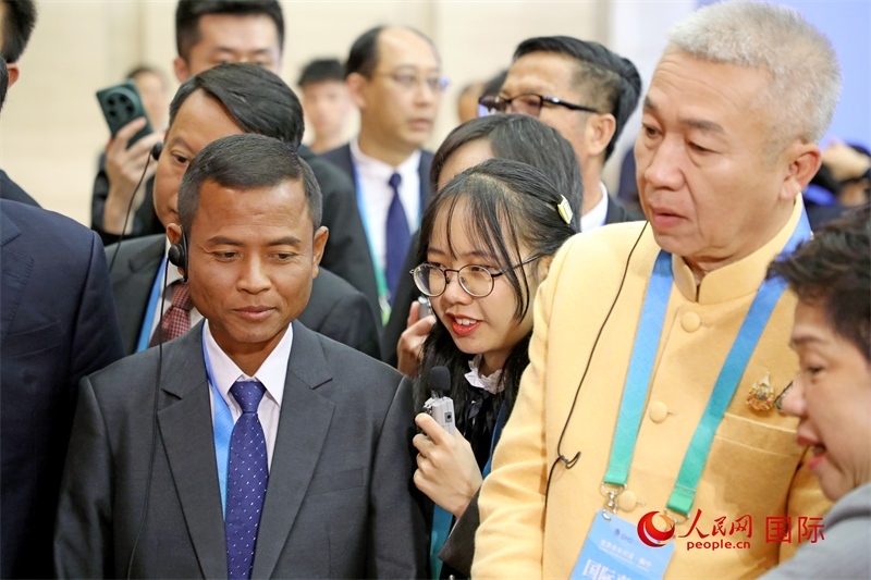 東盟國家市長在觀看、體驗南寧非遺展示。人民網(wǎng)記者 趙益普攝