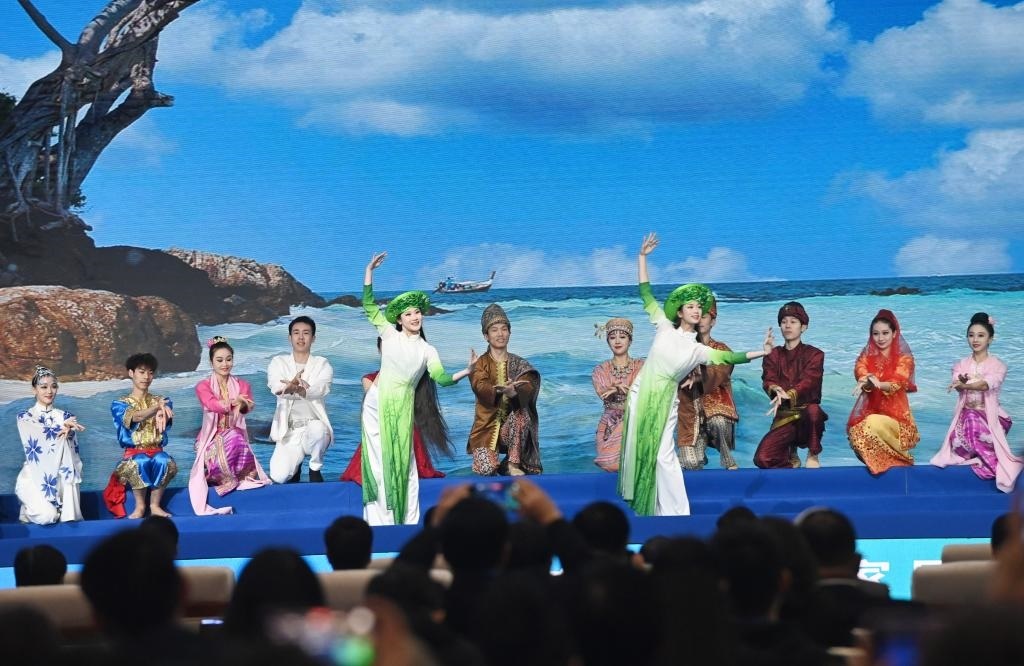 這是1月16日，在南寧國(guó)際會(huì)展中心，演員在“世界市長(zhǎng)對(duì)話(huà)·南寧”活動(dòng)間隙表演節(jié)目。新華社記者 陸波岸 攝