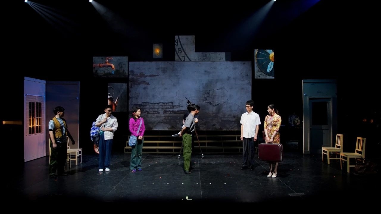 話劇《布吉出租屋》劇照。中國(guó)國(guó)家話劇院供圖