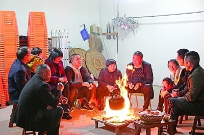 為討論蜜梨產(chǎn)業(yè)發(fā)展事宜，鸕鳥鎮(zhèn)開展“圍爐夜話”。資料圖片
