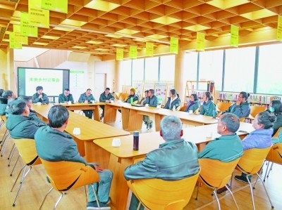 各種形式的民主協(xié)商議事會在余杭區(qū)落地生花。圖為黃湖鎮(zhèn)就共富工坊工作召開未來鄉(xiāng)村議事會。資料圖片