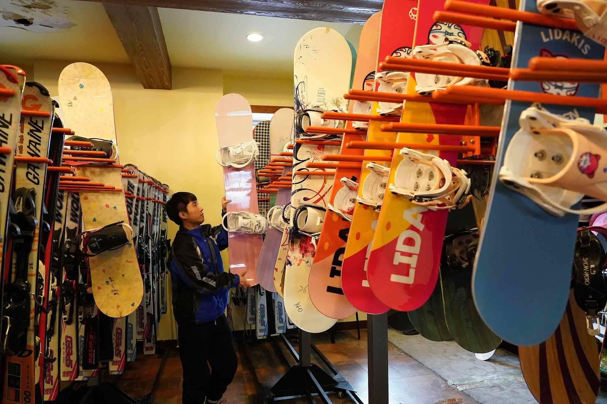 海拉爾滑雪場，工作人員在整理雪具