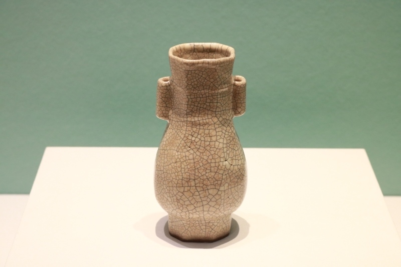 圖為故宮博物院藏宋代哥窯米黃釉貫耳瓶。