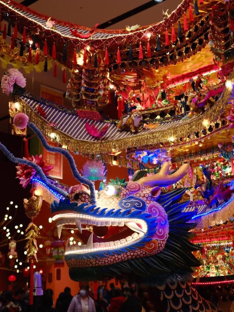 圖為“過年——春節(jié)主題展”中展出的浙江樂清首飾龍燈彩。