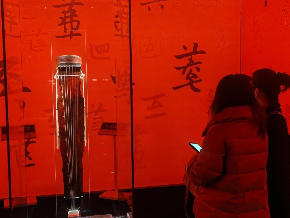 近日，在浙江省博物館之江館區(qū)，故宮博物館收藏的唐“大圣遺音”琴在“‘故宮·茶世界’觀茶——茶文化精品展”展出。新華社記者 馮源 攝