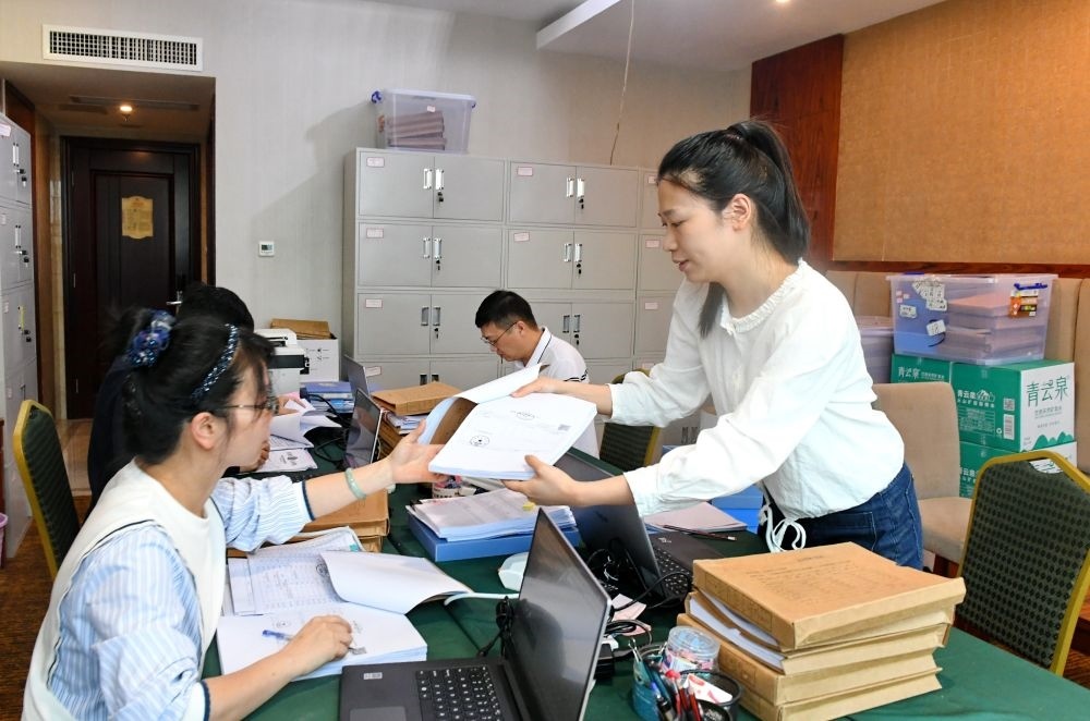 福州市委巡察機(jī)構(gòu)對全市法院系統(tǒng)開展提級聯(lián)動交叉巡察。在永泰縣駐地，巡察組工作人員查看財務(wù)憑證（2024年5月21日攝）。新華社記者 林善傳 攝