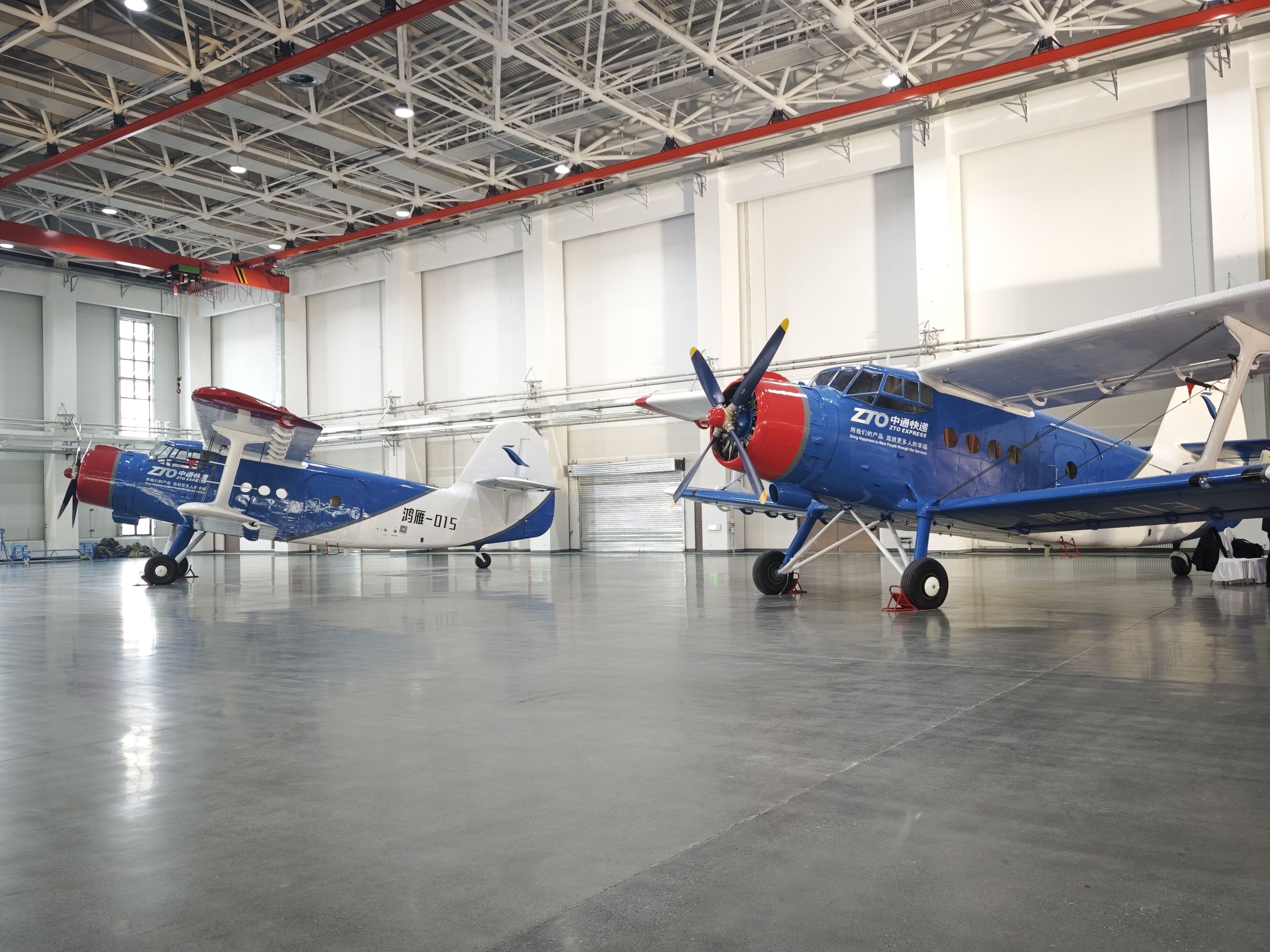 1月20日，停放在交付現(xiàn)場的大型無人機鴻雁（HY100）。新華社記者 茍立鋒 攝