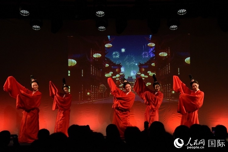 舞蹈《金蛇狂舞》。人民網(wǎng)記者 殷淼攝