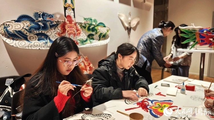 體驗(yàn)非遺文化“制作小風(fēng)箏”。人民網(wǎng)記者 殷淼攝