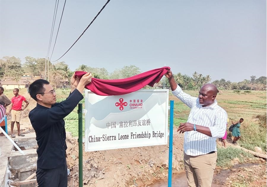 中國(guó)駐塞拉利昂大使王擎（左）和博城市市長(zhǎng)穆薩（右）為中國(guó)—塞拉利昂友誼橋揭牌。中國(guó)援塞農(nóng)業(yè)專家組供圖