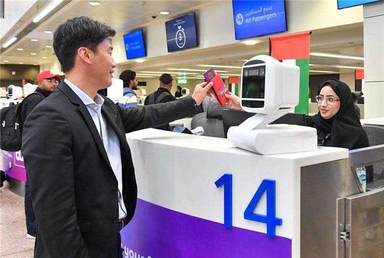 1月22日，迪拜免稅店聯(lián)合迪拜移民局向入境中國旅客贈送新年賀禮。迪拜移民局供圖