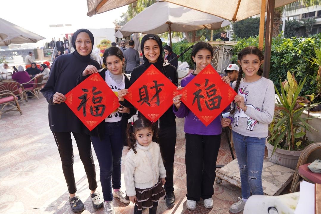 埃及民眾參與中國(guó)文化體驗(yàn)活動(dòng)。開(kāi)羅中國(guó)文化中心供圖