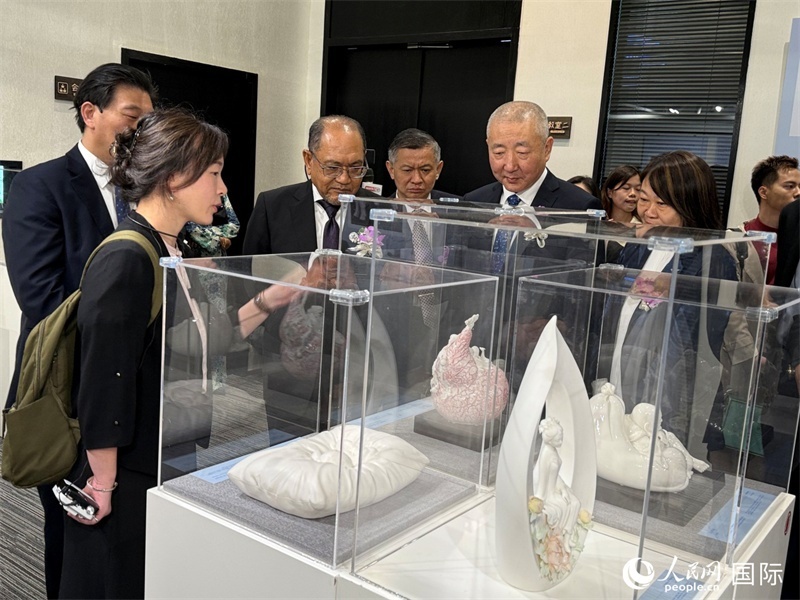 嘉賓在參觀展覽。 人民網(wǎng)記者 章念生攝