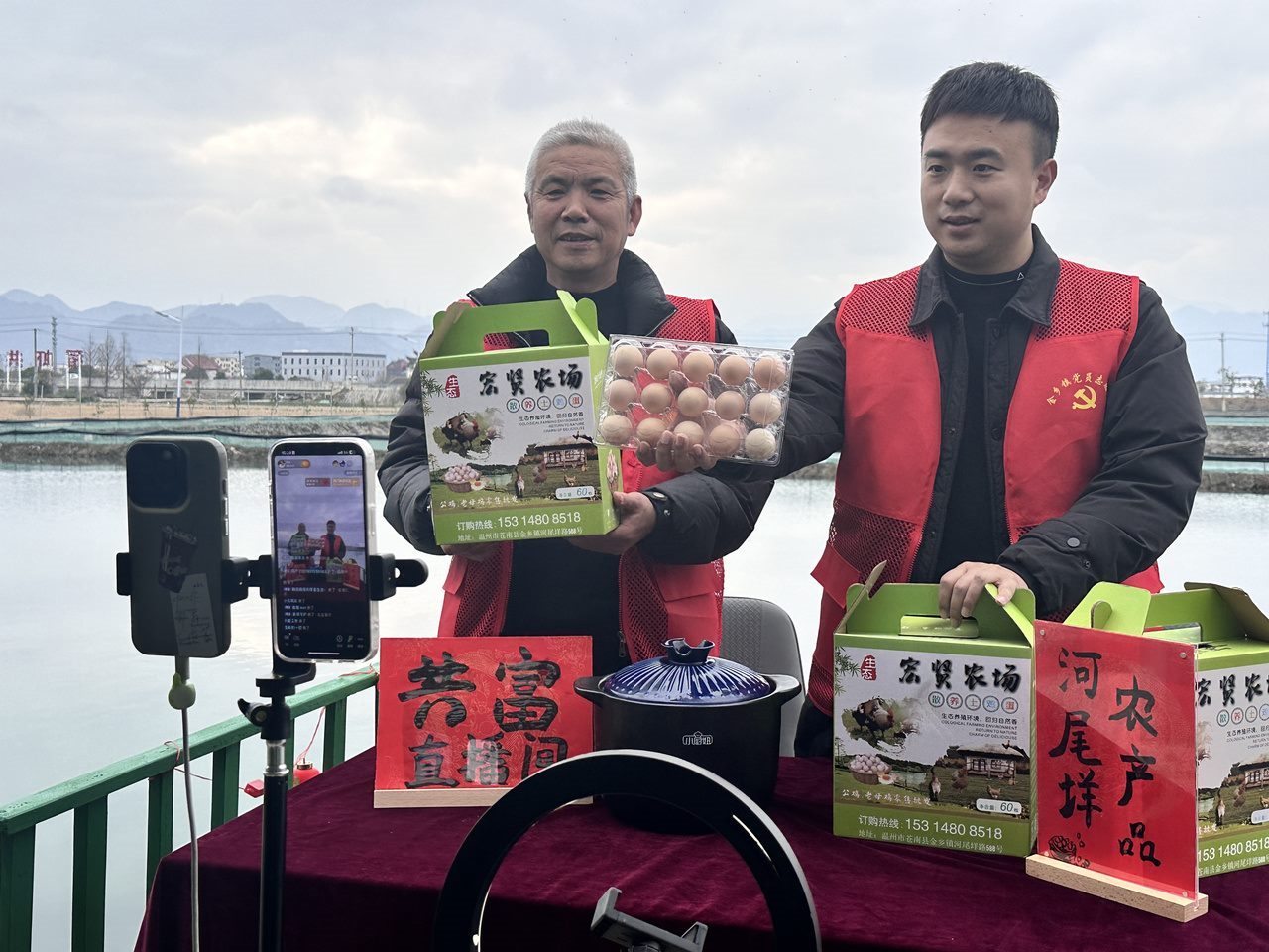 在蒼南金鄉(xiāng)鎮(zhèn)，永興、半浹連、河尾垟?shù)犬?dāng)年受災(zāi)的臨近村落，正連片建設(shè)美麗江南水鄉(xiāng)新景。圖為河尾垟村設(shè)在河邊的“共富直播間”。金鄉(xiāng)鎮(zhèn) 供圖