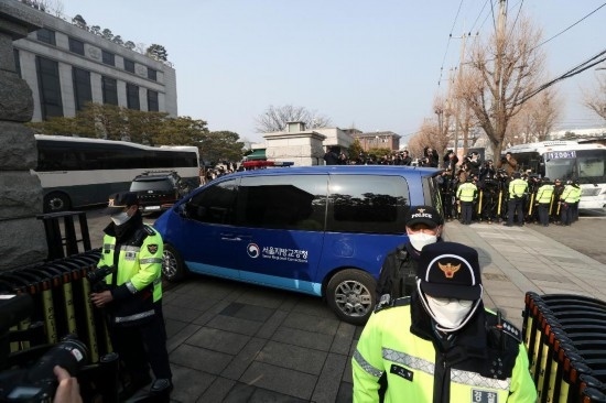  1月21日，尹錫悅乘坐的車輛進(jìn)入韓國首爾的憲法法院。新華社記者姚琪琳攝