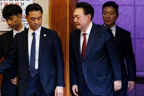  1月23日，尹錫悅（右二）在韓國首爾憲法法院出席總統(tǒng)彈劾案庭審。新華社發(fā)（Pool圖片，曹城凖攝）