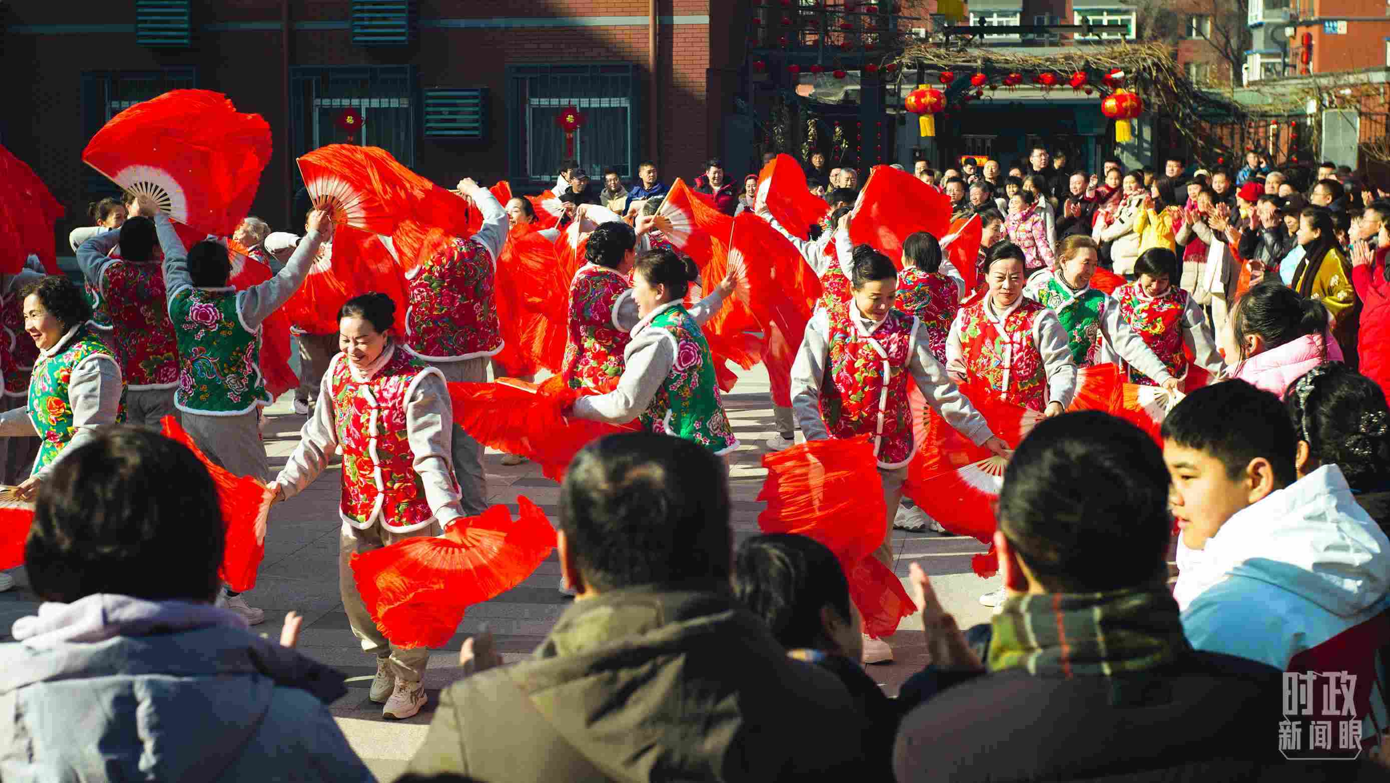 長安小區(qū)文化廣場上，居民們扭起歡快的秧歌。（總臺(tái)央視記者彭漢明拍攝）