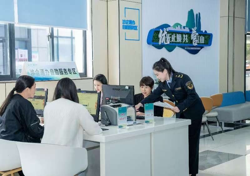 工作人員指導(dǎo)企業(yè)一次性完成信息填報(bào)。圖片來源：浙江衢州市市場(chǎng)監(jiān)督管理局