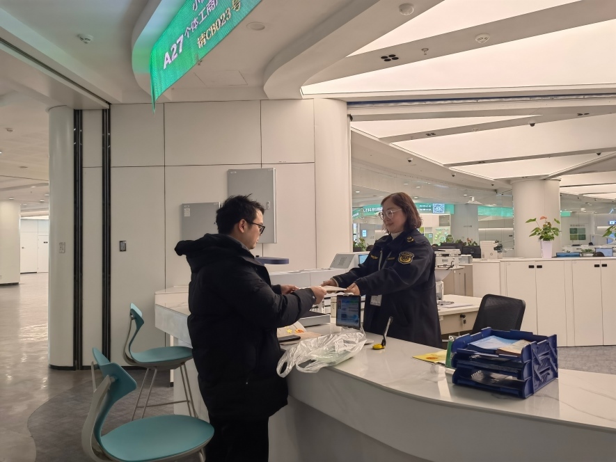 企業(yè)在出證窗口“一站式”領(lǐng)取變更后的營業(yè)執(zhí)照。圖片來源：浙江衢州市市場(chǎng)監(jiān)督管理局