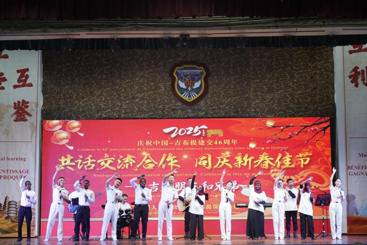 中吉兩國嘉賓合唱《友誼地久天長》。主辦方供圖