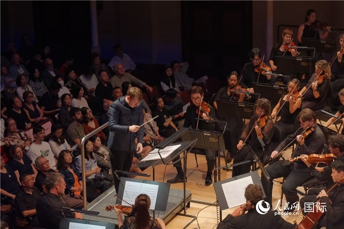 奧克蘭市政廳《空?！方豁懬莩霈F(xiàn)場(chǎng)。張波若攝