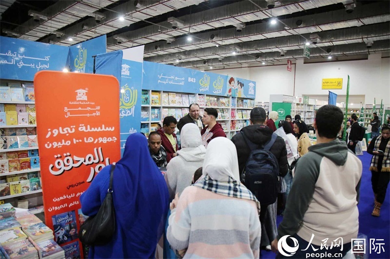 觀眾參觀書展展臺。人民網(wǎng)記者 黃培昭攝