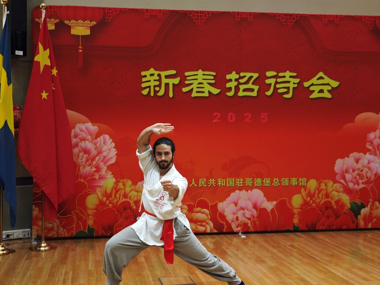 當(dāng)?shù)匚湫g(shù)愛好者的表演。中國駐哥德堡總領(lǐng)館供圖