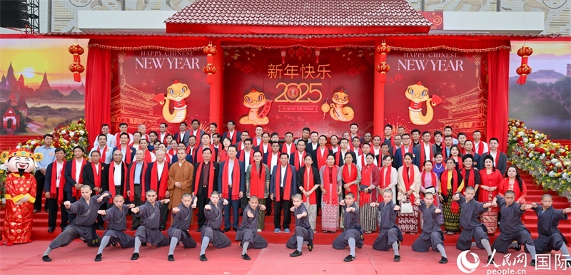 緬甸領(lǐng)導人敏昂萊及馬珈大使與出席活動的嘉賓合影-人民網(wǎng)記者謝佳君攝