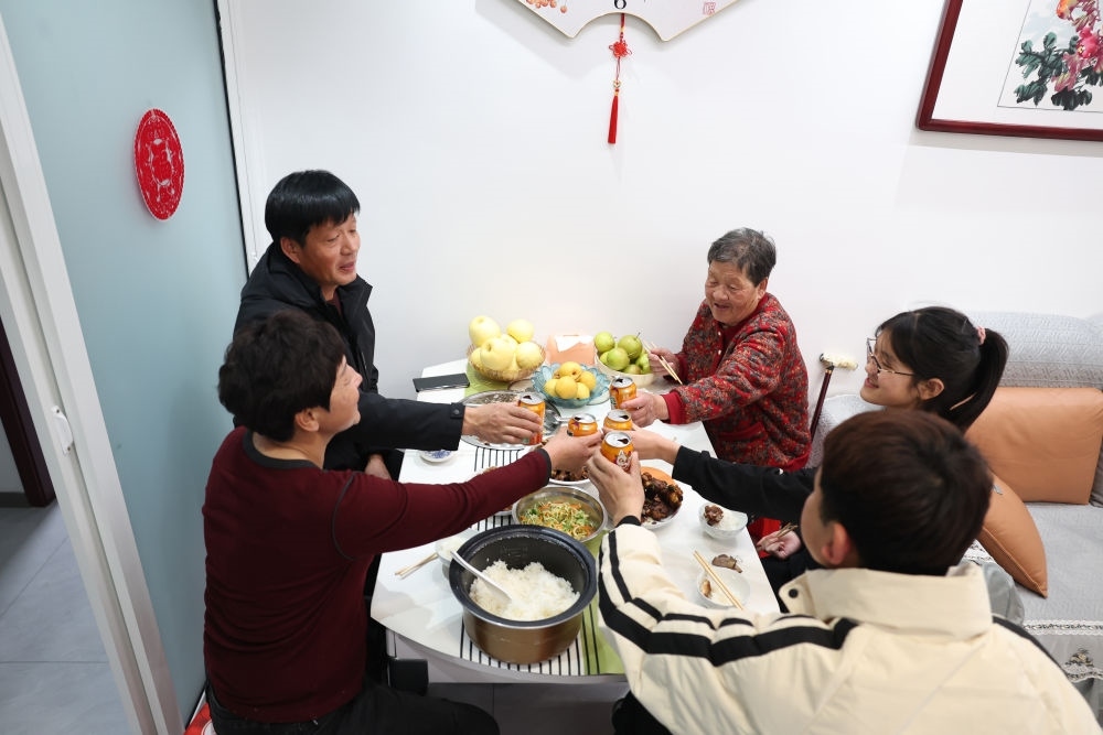 2025年1月22日，遼寧省葫蘆島市綏中縣祝家溝村村民朱西存一家在新房里。新華社記者姚劍鋒 攝