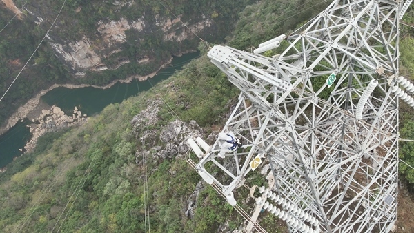 羅統(tǒng)在魯馬Ⅰ線1號(hào)塔上進(jìn)行帶電作業(yè)。受訪者供圖