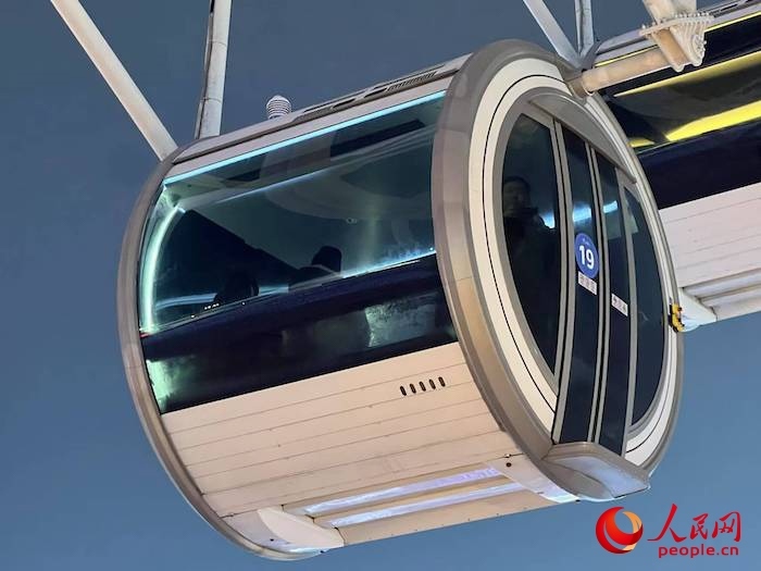 安裝了四要素微型氣象站的摩天輪轎廂。人民網(wǎng) 高清揚(yáng)攝