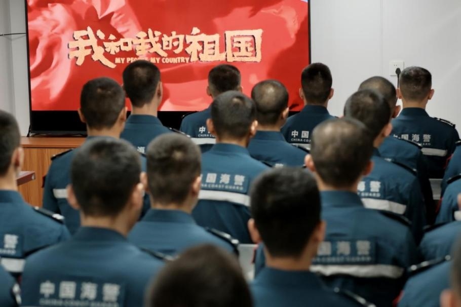 1月25日，中國海警海鷗艦組織艦上執(zhí)法員觀看紅色電影。