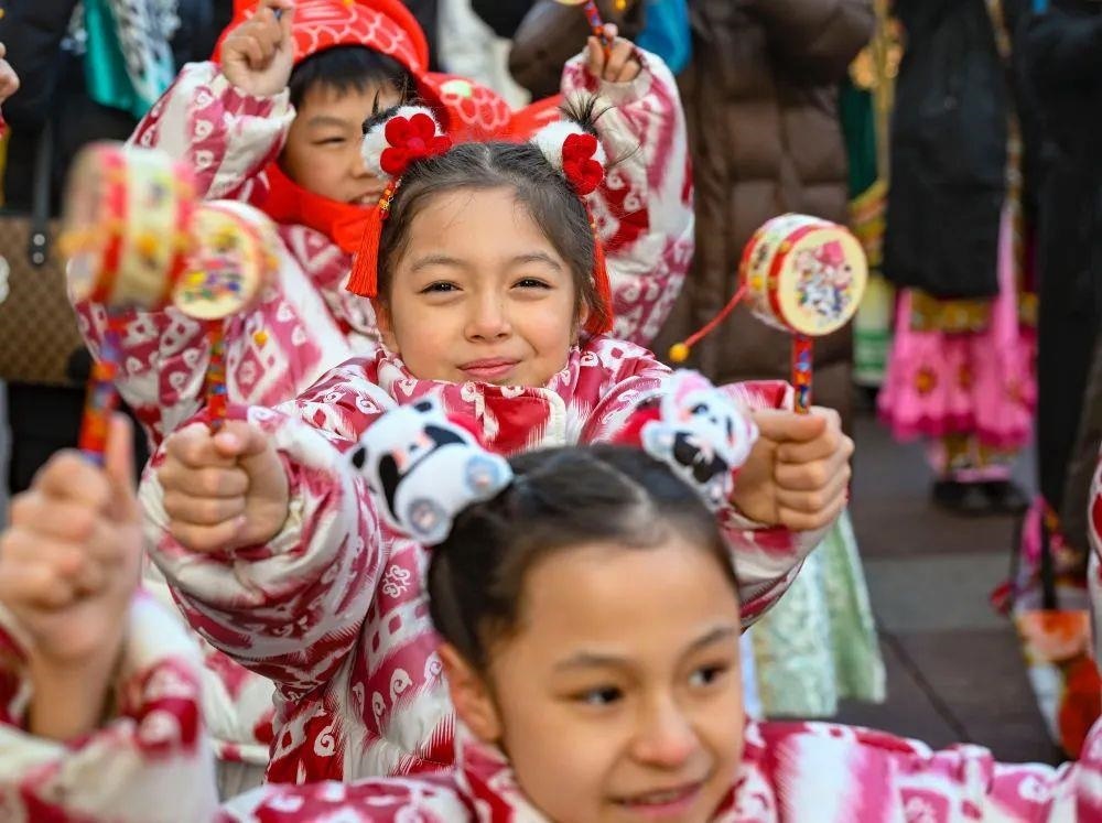 △新疆大巴扎社火迎新春，孩子們在現(xiàn)場表演。