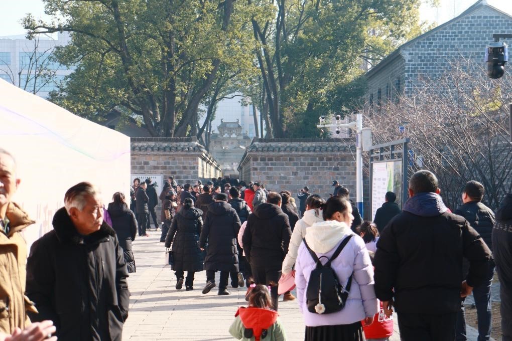 1月29日，游客在安徽省桐城市的六尺巷游覽。新華社記者 許諾 攝