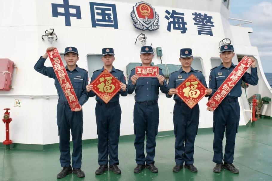1月27日，中國海警海鷗艦執(zhí)法員們展示春聯(lián)福字，慶祝農(nóng)歷春節(jié)。