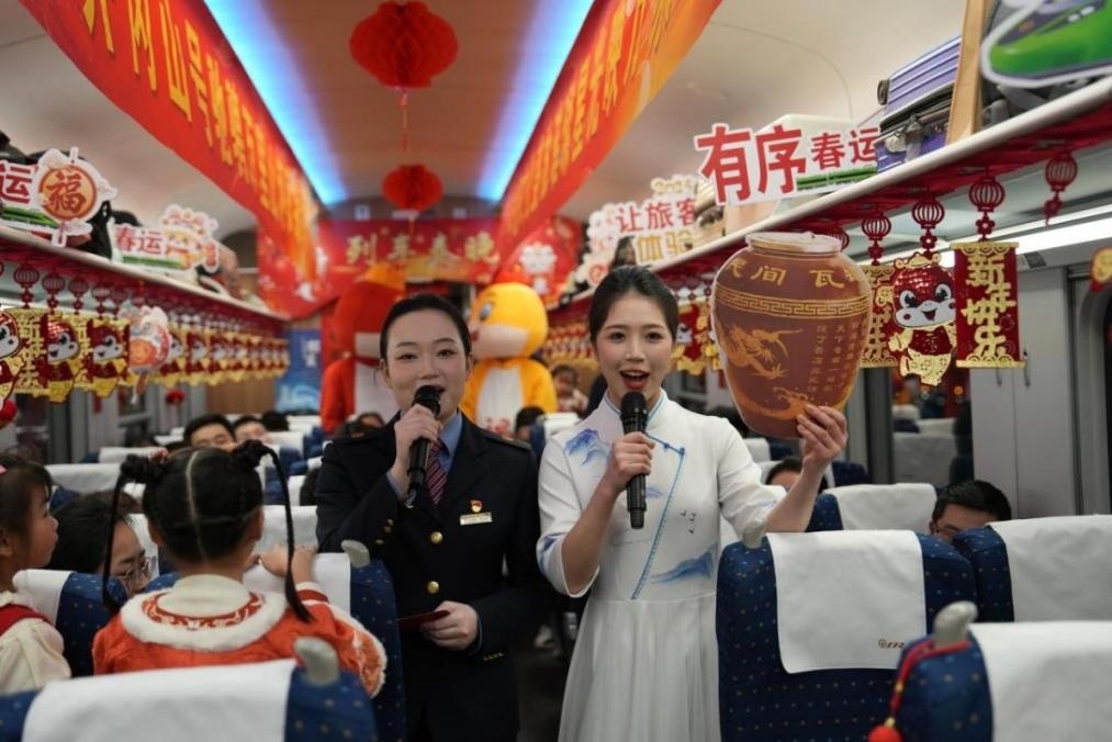 列車乘務(wù)員向旅客介紹江西美食——瓦罐湯。人民網(wǎng) 歐陽(yáng)易佳攝